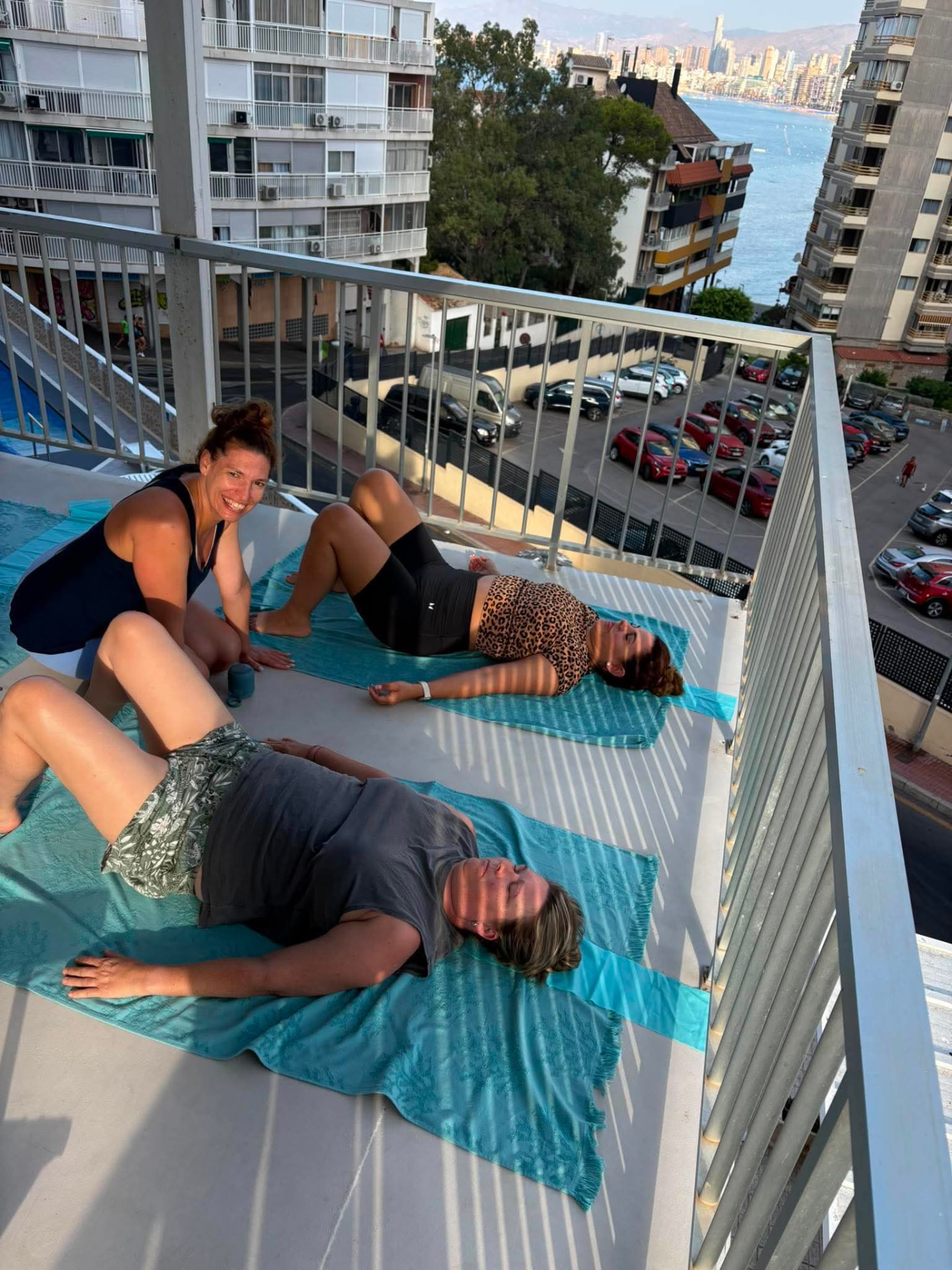 Pilates gyakorlás a tenger mellett